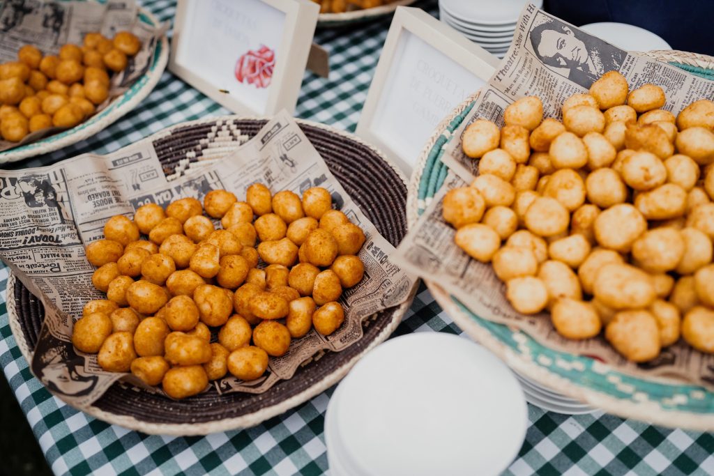 Puestos del cóctel de la boda en Normandie Ondarreta con quesos, croquetas y jamón