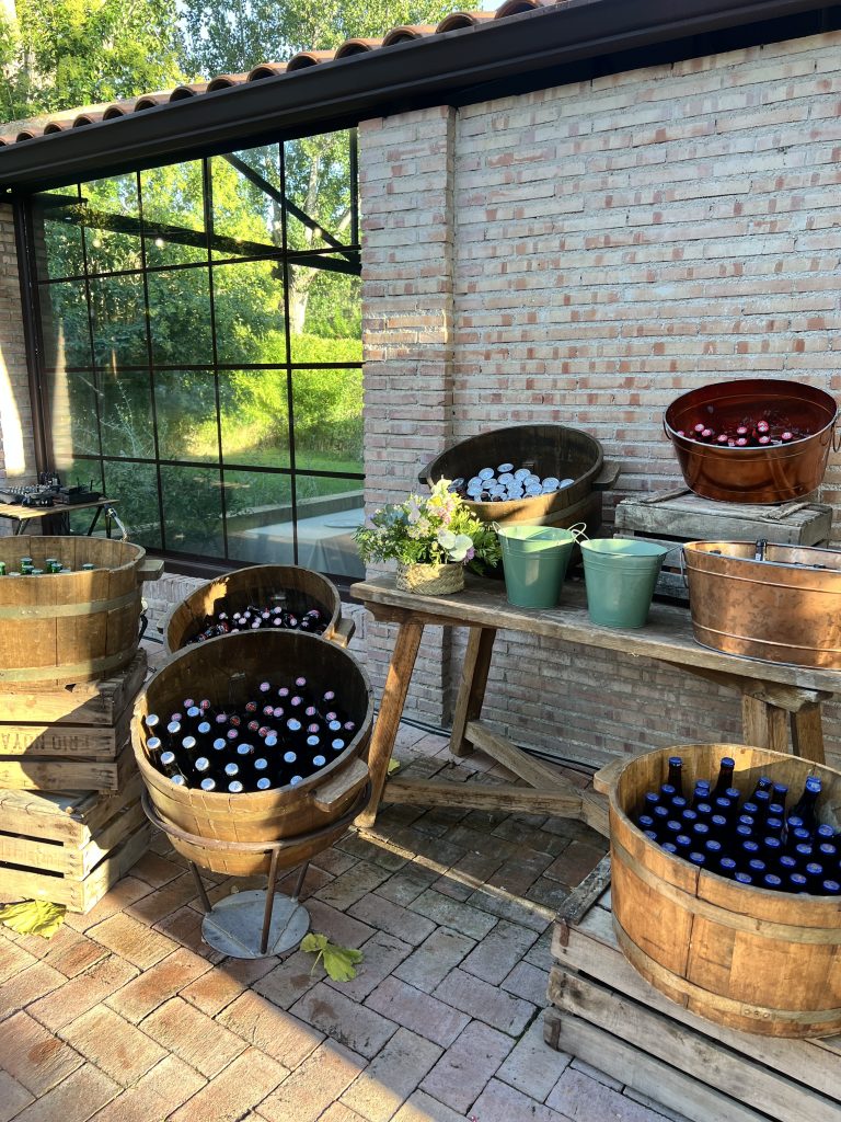 Puestos del cóctel de la boda en Normandie Ondarreta con quesos, croquetas y jamón