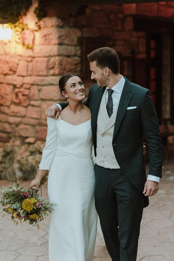 Los novios Marta y Nico despidiéndose entre luces en Normandie Ondarreta