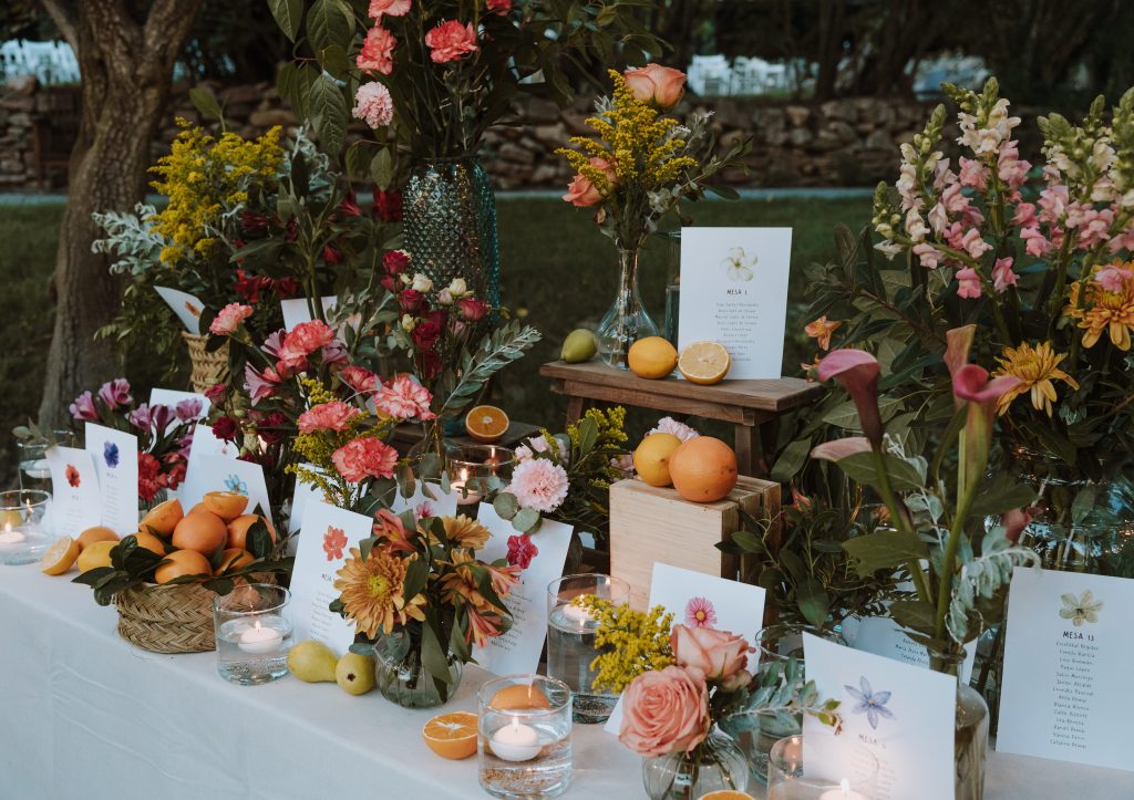 Seating plan con frutas, velas y flores de la boda en Normandie Ondarreta
