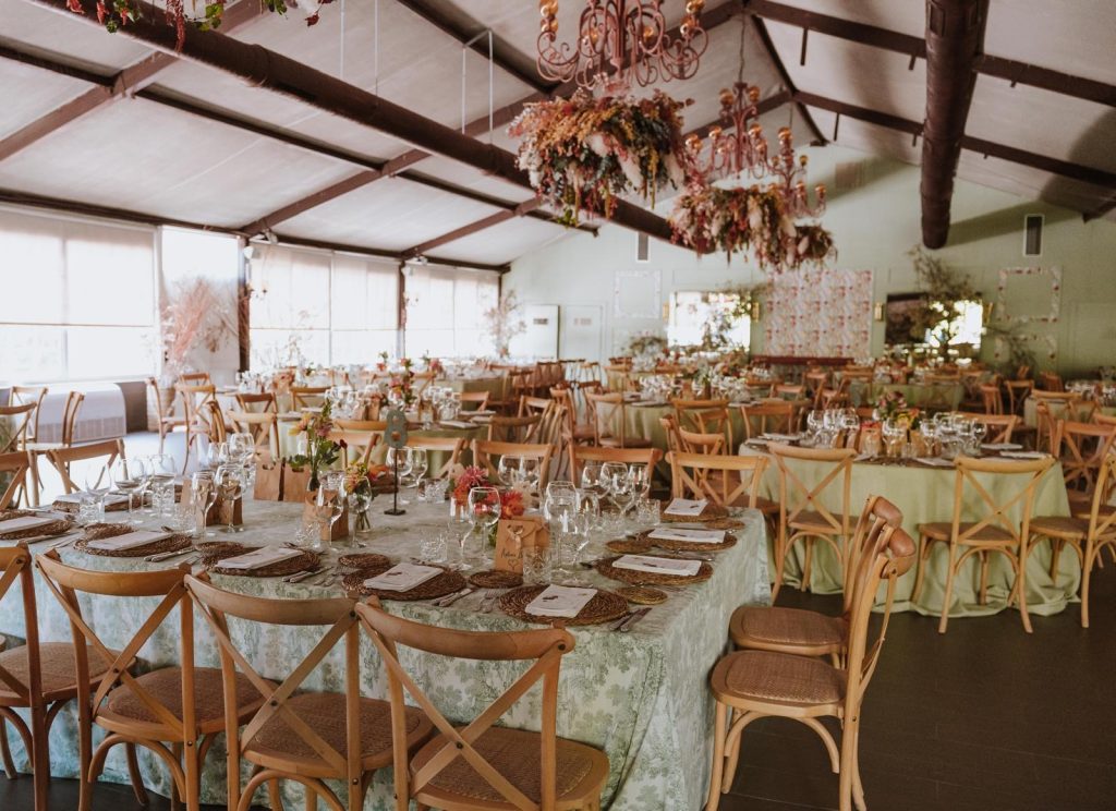 Decoración interior con mantelerías combinadas y centros florales en Normandie Ondarreta