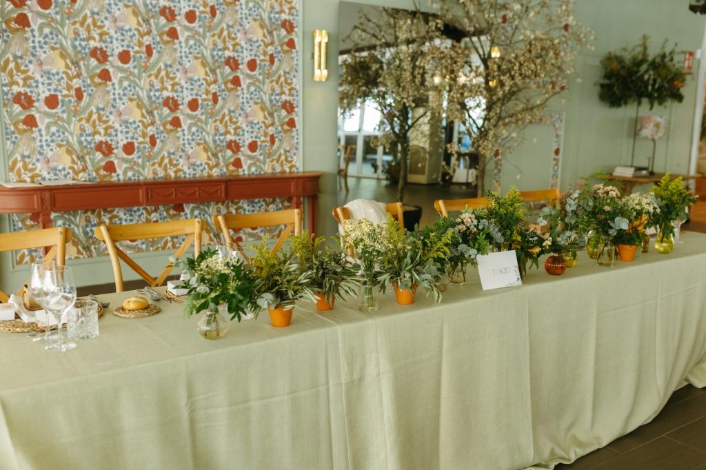 naturalidad sofisticada, tonos verdes y detalles artesanales en normandie ondarreta