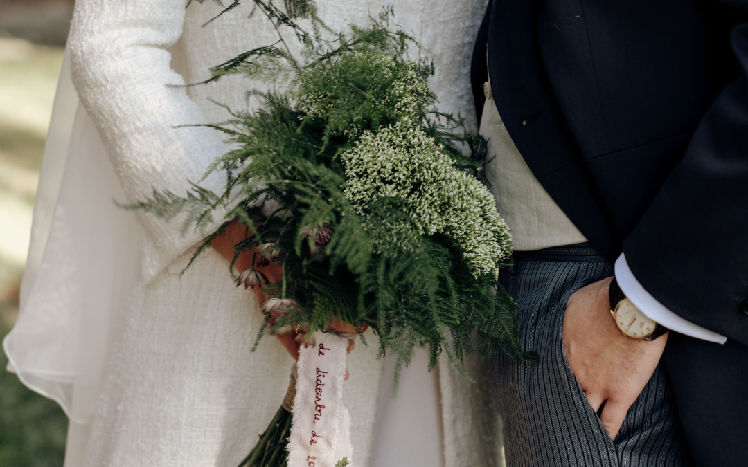 Cómo elegir el ramo de novia: la importancia de conectar con el entorno de tu boda