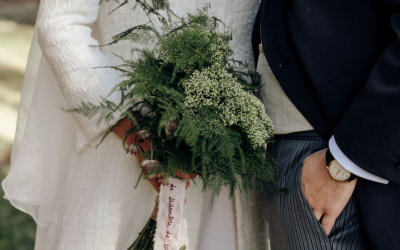 Cómo elegir el ramo de novia: la importancia de conectar con el entorno de tu boda